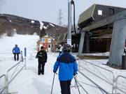 Het vriendelijke personeel scant de skipas bij het instappen.