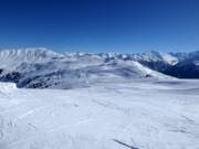 Uitzicht over het skigebied richting bergstation Wildkogelbahn en Hohe Tauern