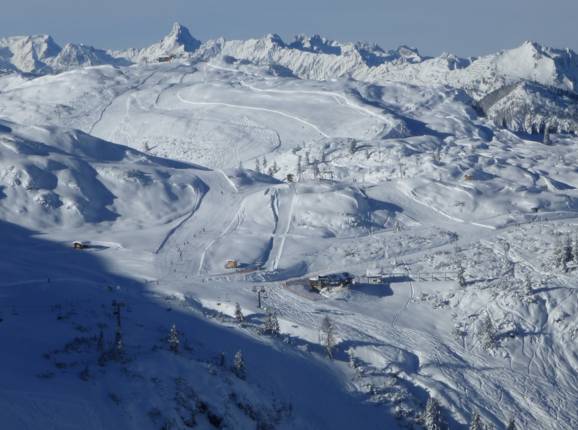 Uitzicht op de pistes op de Riedkopf en Sattelkopf