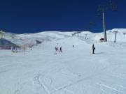 Beginnerspistes bij de liften boven het bergstation van de gondel