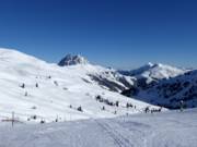 De Wildkogel-Arena met uitzicht op de Rettenstein