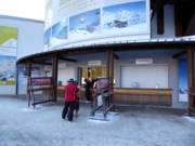 Verzorgde kassa's bij het dalstation