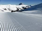 Sporen in de sneeuw met uitzicht op de Rettenstein