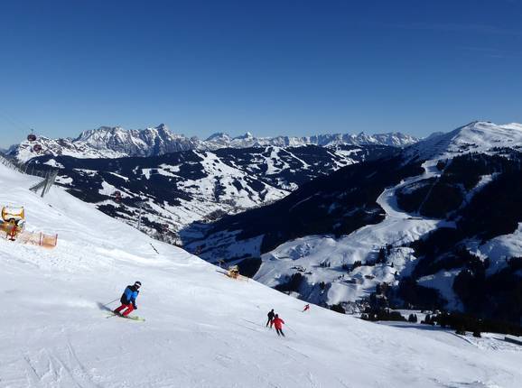 Uitzicht vanaf de Zwölferkogel naar Saalbach Hinterglemm